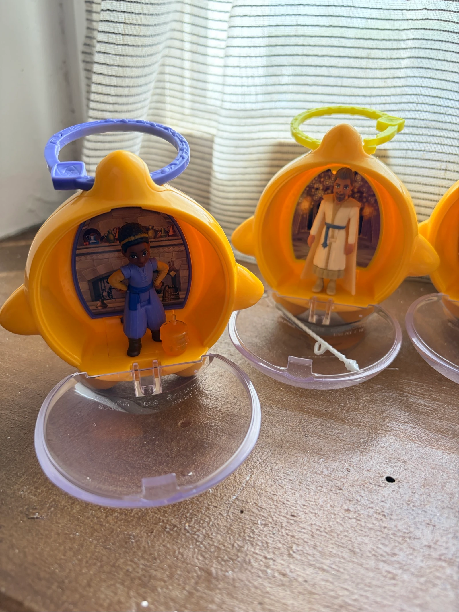 Lot de 4 Boules Surprise Disney Wish avec mini figurines et accessoires  – photo 2